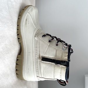 TOMMY HILFIGER WEATHER RESISTANT 
BIG GIRLS' DUCK BOOT/OFF WHITE/Size 3 US